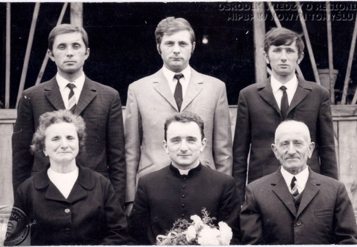 008 Koza Jozef Ks  St  Koza z rodzicami i bracmi uroczystosc prymicyjna w domu rodzinnym 1971 dl 01