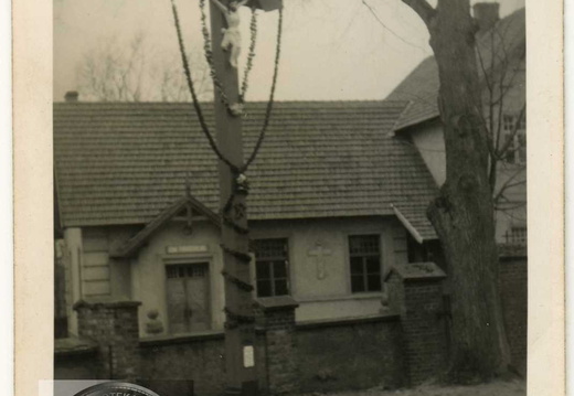 Krzyż przy kościele św.Marcina w Bukowcu i Dom Katolicki.