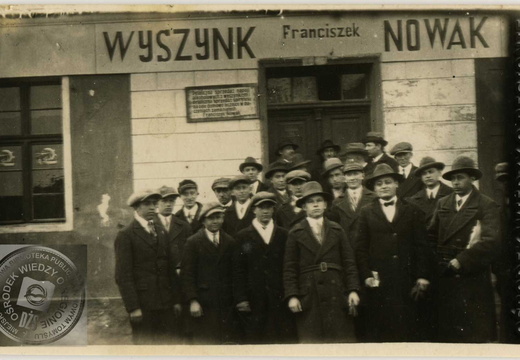 Pierwsi działacze Klubu Sportowego Korona Bukowiec przed swoją siedzibą - 1923 r.