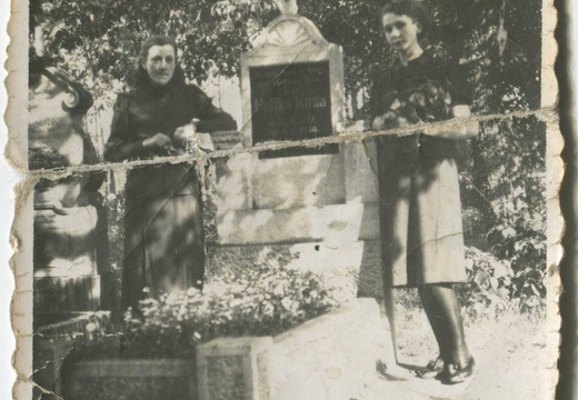 Siostry Franciszka i Teresa przy grobie ojca - Feliksa Kozy. Fotografia wykonana w II poł. lat 30-tych ubiegłego wieku.