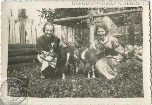 Siostry Stefania i Franciszka Królskie w ogrodzie z ulubionymi zwierzetami – lipiec 1939 r.