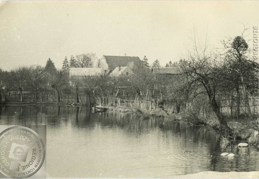 Widok na kościół z ul. Parkowej. Lata 60.