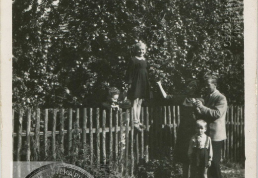 Rodzinne spotkanie - 1954 r. Dzisiejszy Plac Kościelny 6.