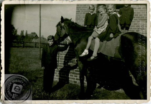 Sesja fotograficzna przy strażnicy OSP Boruja Kośc. -1955 r.