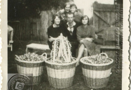 U pp. Adamczak - zakończenie zbioru chmielu. 1964 r.