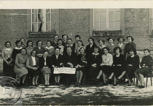 Kurs kroju i szycia -1958 r. W tle fragment dzisiejszej sedziby LOK przy ul. Piłsudskiego w Nowym Tomyślu.