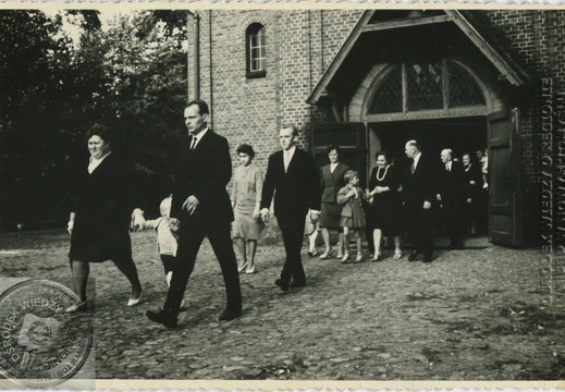 Goście weselni przed kościołem w Borui Kościelnej - 1964.