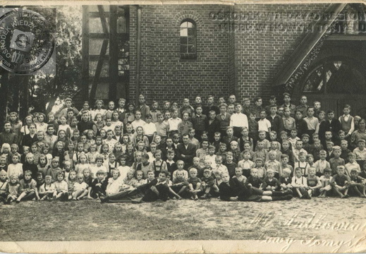 1946 r. Nauczyciele i uczniowie szkoły w Borui Kościelnej