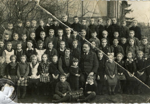 Uczniowie szkoły z nauczycielami - 1938r.