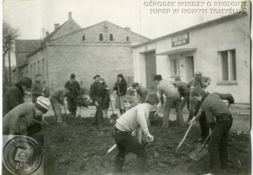 Czyn społeczny przed biblioteką w Jastrzębsku Starym, 1984 rok