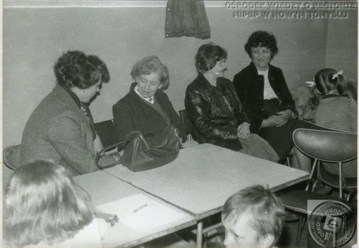 Grono pedagogiczne w oczekiwaniu na występy z okazji Dnia Matki. 1981 r.