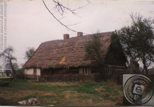 Nowa Róża. W tle nieistniejący już budynek mieszkalny.