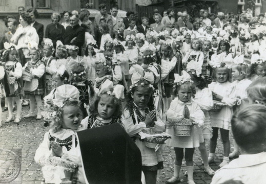 Dziewczynki sypiące kwiatki podczas procesji Bożego Ciała, 1960 r.