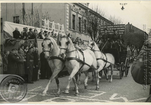 1. Maja - ul. Poznańska; róg Bohaterów