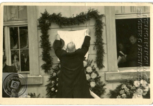 Odsłonięcie tablicy pamiątkowej z nazwiskami ofiar zamordowanych 26 stycznia 1945r. w budynku szkolnym przy pl. Chopina