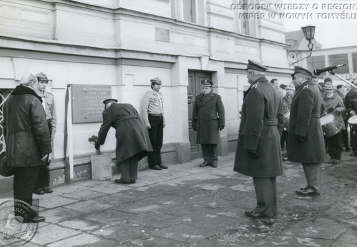 Odsłoniecie tablicy pamiątkowej na budynku sądu przy pl. Niepodległości, 27 stcznia 1984 r.