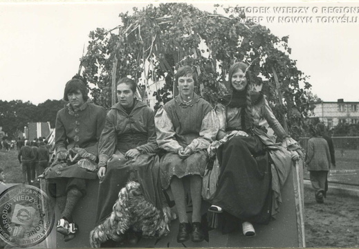 Uczestnicy korowodu podczas Jarmarku Chmielo-Wikliniarskiego - 1978 r.