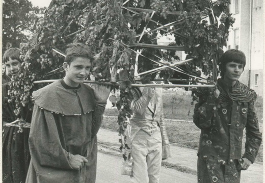 Uczestnicy korowodu podczas Jarmarku Chmielo-Wikliniarskiego - 1978 r.