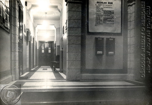 Korytarz w gmachu administracyjnym Wydziału Powiatowego i Starostwa w Nowym Tomyślu, 1929 r.