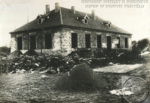 Nowy Tomyśl. Dawniejszy czworak robotniczy w przebudowie na II gmach administracyjny – 1928 r.
