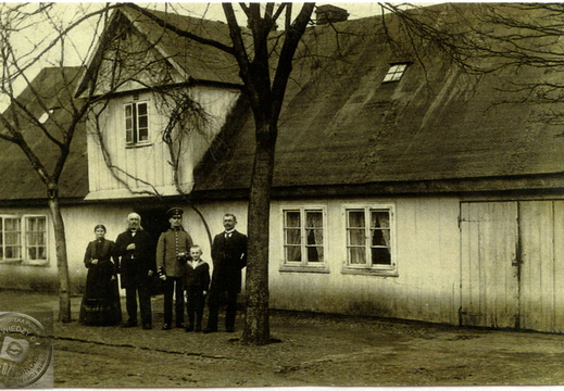 Rodzina kominiarza  Jeenicke przed domem na Neuer Markt (dziś pl. Niepodległości), przed  1906 r.