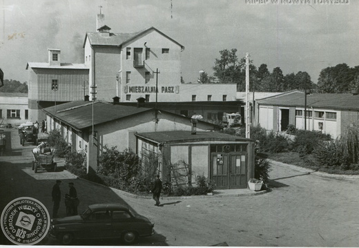 Mieszalnia pasz na terenie bazy GS przy ul. Kolejowej w Nowym Tomyślu. 1974 r.