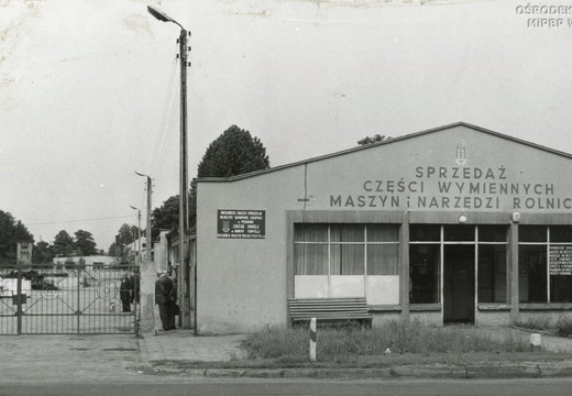 Składnica maszyn oraz plac i magazyn opakowań przy ulicy Kolejowej, 1976 r.