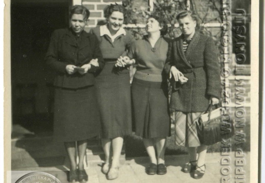 Pracownice PZGS przed budynkiem przy obecnej ul. Długiej - 1953 r.