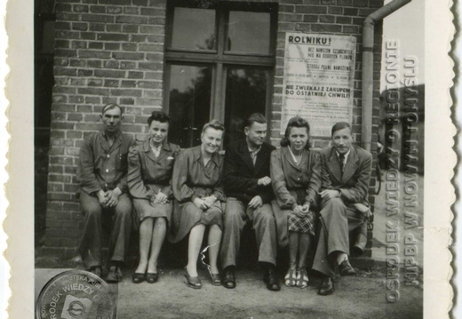 Pracownicy "Rolnika" przed budynkiem przy obecnej ul. Długiej - 1946 r.