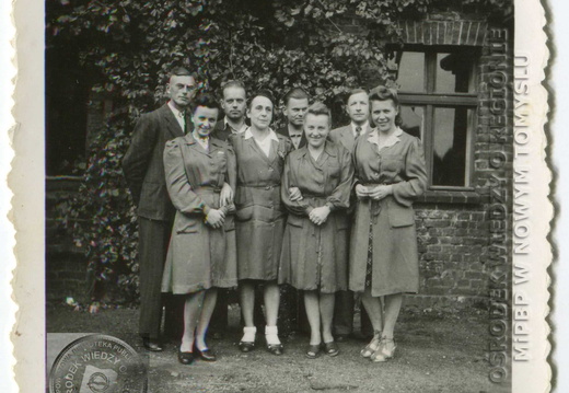 Pracownice PZGS przed budynkiem przy obecnej ul. Długiej - 1946 r.