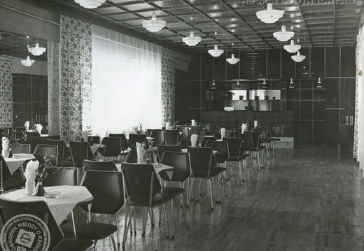 Wnętrze restauracji "Słonecznej" w Parku Kultury i Wypoczynku w Nowym Tomyślu. 1974 r.