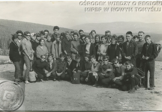 Uczniowie nowotomyskiego liceum na obozie wędrownym w Karkonoszach w 1963 r.