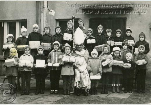 Św. Mikołaj - lekcje religii w salce parafialnej przy obecnej ul.Piłsudskiego; 1973r.