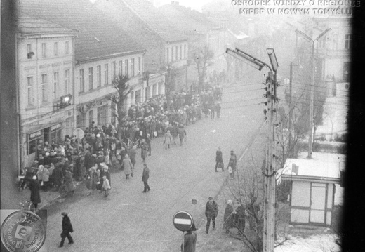 Kolejki przed sklepami na pl. Chopina, lata 70. XX w.
