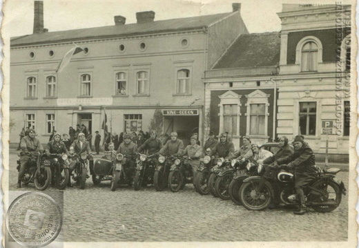 Motocykliści na pl. Niepodległości, koniec lat 40.