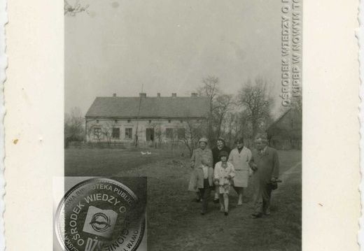 Spacer  w Glinnie, przedłużenie dzisiejszej ul. Śniadeckich  - Wielkanoc 1960r.