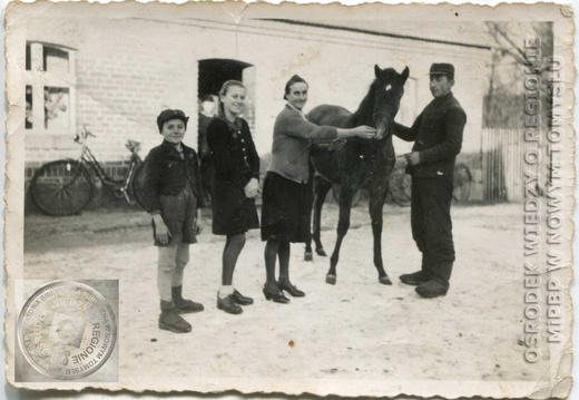 Stary Tomyśl - przed domem nr 37