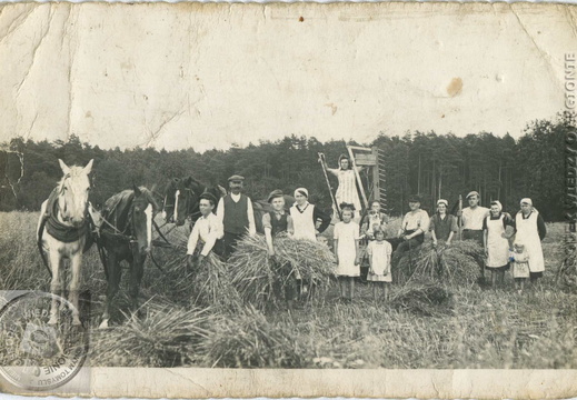 Rodzina Kaźmierowskich na przesiedleniu - Wąsowo, lipiec 1940 r.