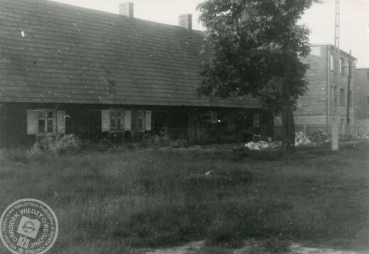 Stary dom drewniany i budujące się domy przy ulicy Olchowej w Nowym Tomyślu, 1974 ro