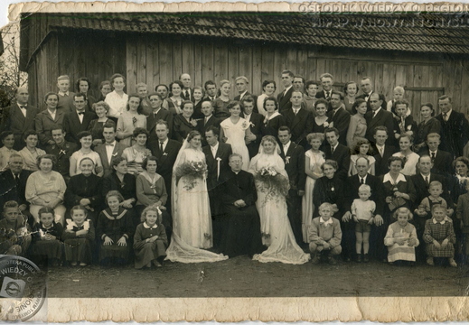 Podwójne wesele: Zofii Słocińskiej z Henrykiem Grzybowskim i Wandy Słocińskiej z Emilem Kaszowskim. Bukowiec, 26 października 1957 r.